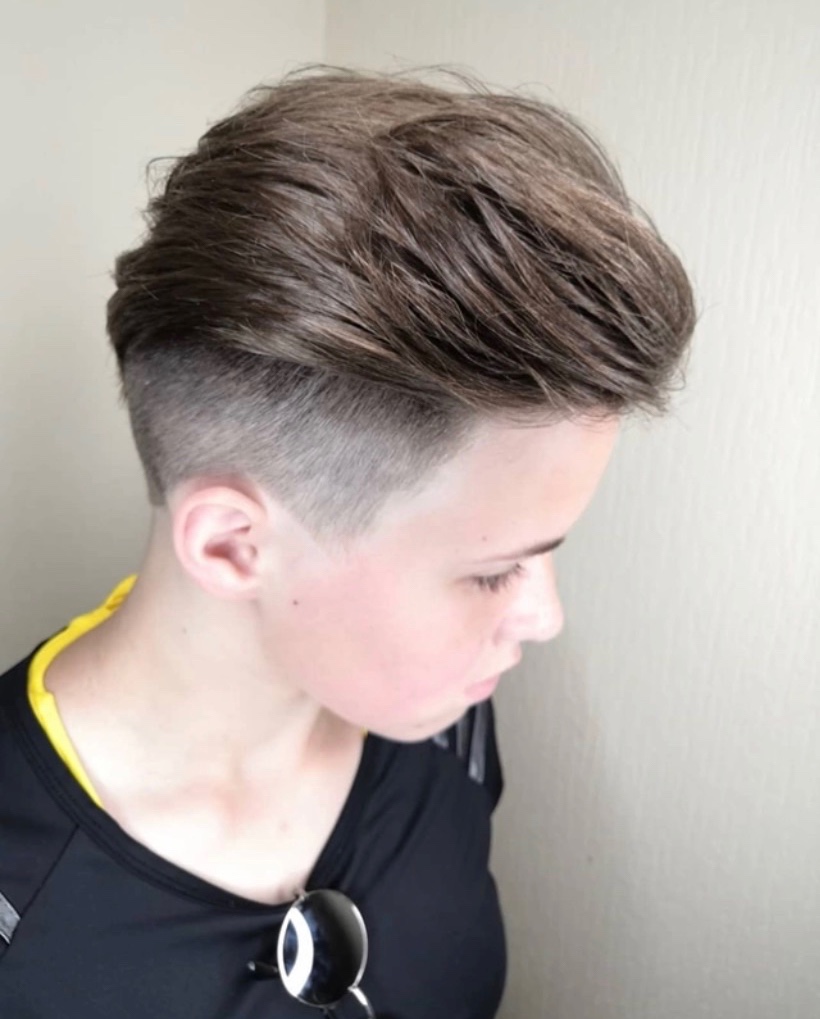 Мужской парикмахер в салоных красоты.